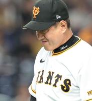 　７回、満塁弾を浴びた鈴木康の降板を告げ、悔しそうに顔をゆがめる原監督（撮影・吉澤敬太）
