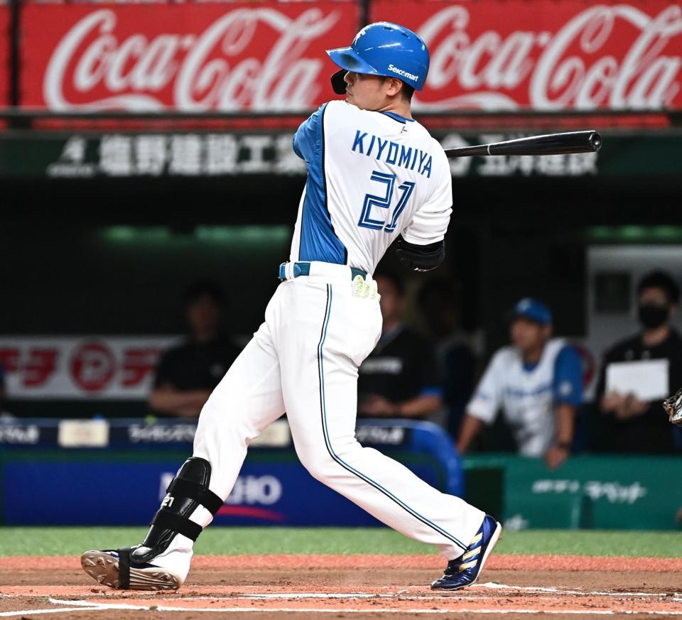 　１回、清宮は右越えに先制の適時二塁打を放つ