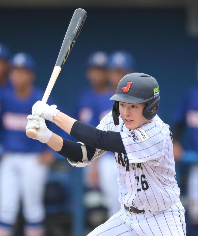 　５回、左前打を放つ慶応・丸田湊斗（撮影・伊藤笙子）