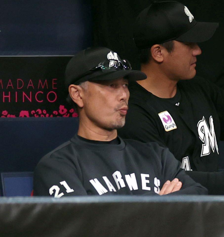 　ベンチで渋い表情の吉井監督（撮影・山口登）