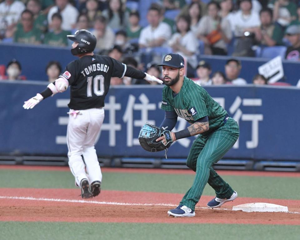 　４回、友杉（左）の一塁アウトの判定を巡り、ロッテがリクエストするも判定は変わらず（撮影・石井剣太郎）