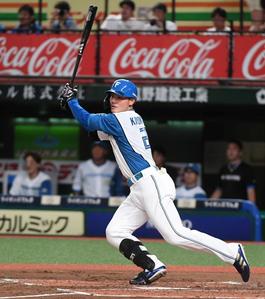 　２回、左線に２点適時２塁打を放つ清宮（撮影・三好信也）