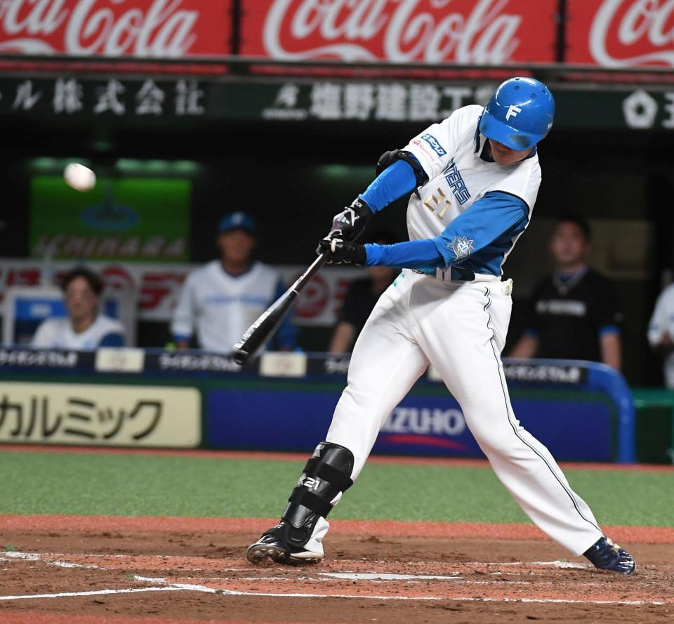 　２回、左線に２点適時２塁打を放つ清宮（撮影・三好信也）