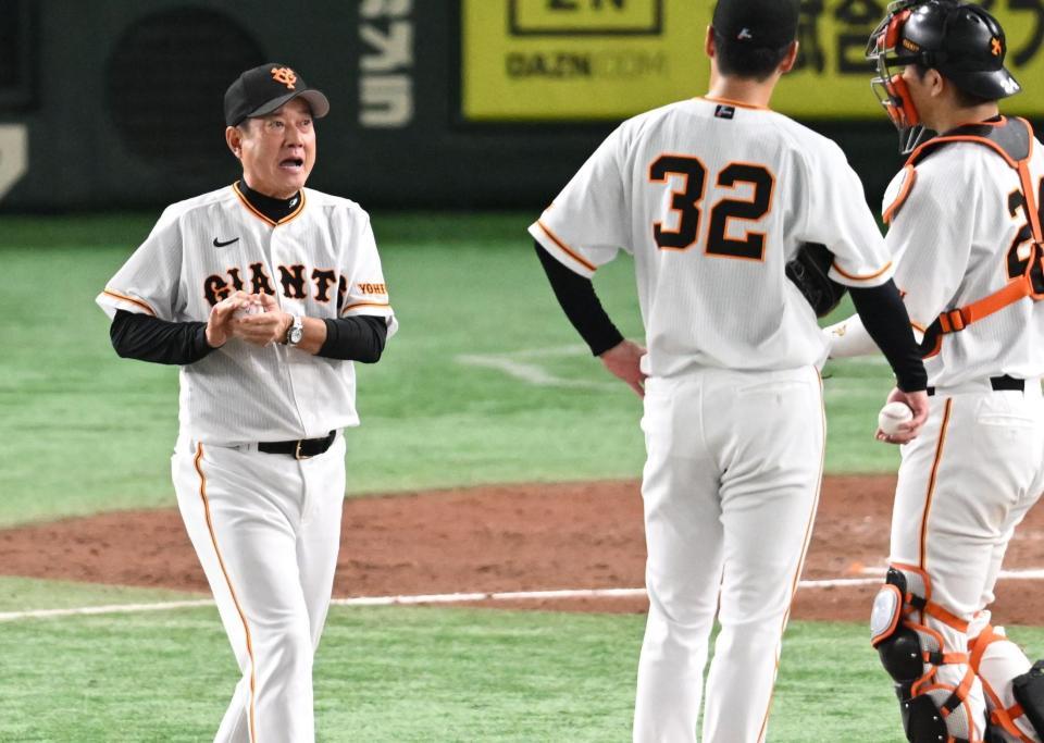 　７回、鈴木康（３２）を降板させる原監督（撮影・金田祐二）