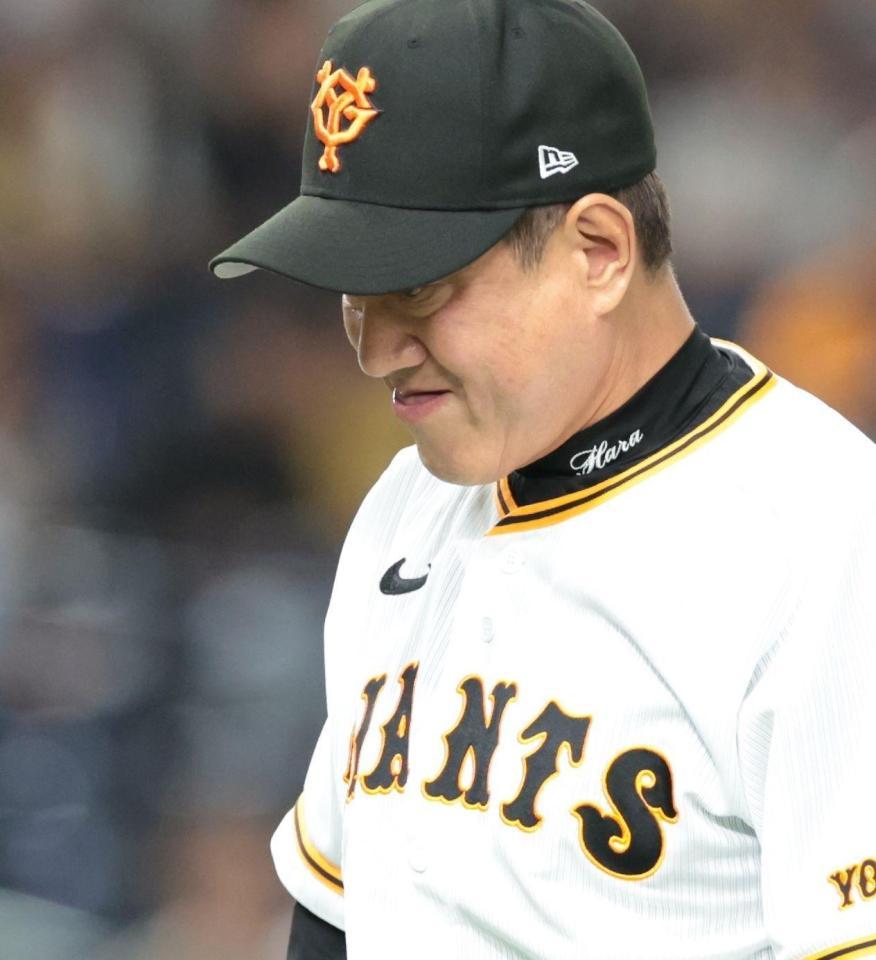 　７回、満塁弾を浴びた鈴木康の降板を告げ、悔しそうに顔をゆがめる原監督（撮影・吉澤敬太）