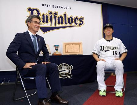 　河野俊嗣宮崎県知事（左）と歓談する山本（撮影・山口登）