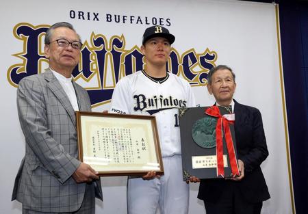 　吉村武司備前市長（左）から表彰を受ける山本（中央）＝撮影・山口登