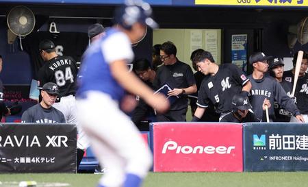 　オリックスに敗れ、吉井監督（左）ら重いムードのロッテナイン（撮影・山口登）