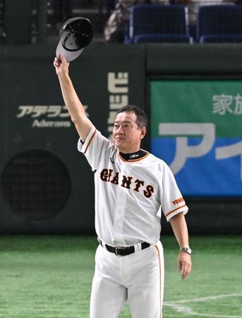 　声援に応える原監督（撮影・金田祐二）