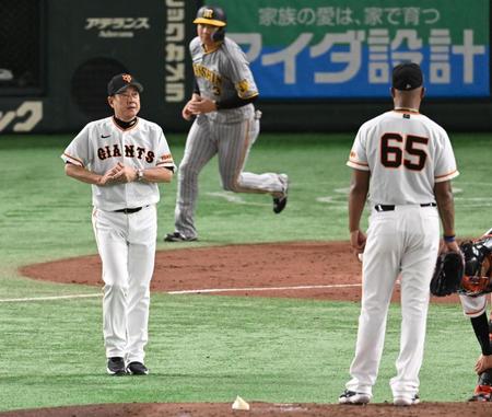 　３回、メンデスを降板させる原監督（撮影・金田祐二）