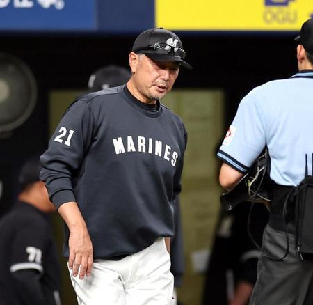 　７回、投手交代を告げる吉井監督（撮影・山口登）