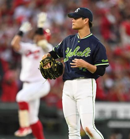 　１回、末包（左奥）に勝ち越し満塁弾を許す高橋（撮影・田中太一）