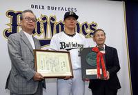 　吉村武司備前市長（左）から表彰を受ける山本（中央）＝撮影・山口登