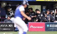 　オリックスに敗れ、吉井監督（左）ら重いムードのロッテナイン（撮影・山口登）