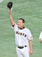 　阪神に逆転勝ちし、スタンドに向かって帽子を振る原監督（撮影・西岡正）