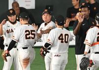 　岡本和（２５）らナインを迎える原監督（撮影・金田祐二）