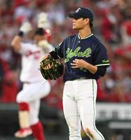 　１回、末包（左奥）に勝ち越し満塁弾を許す高橋（撮影・田中太一）