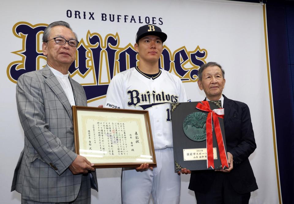 　吉村武司備前市長（左）から表彰を受ける山本（中央）＝撮影・山口登