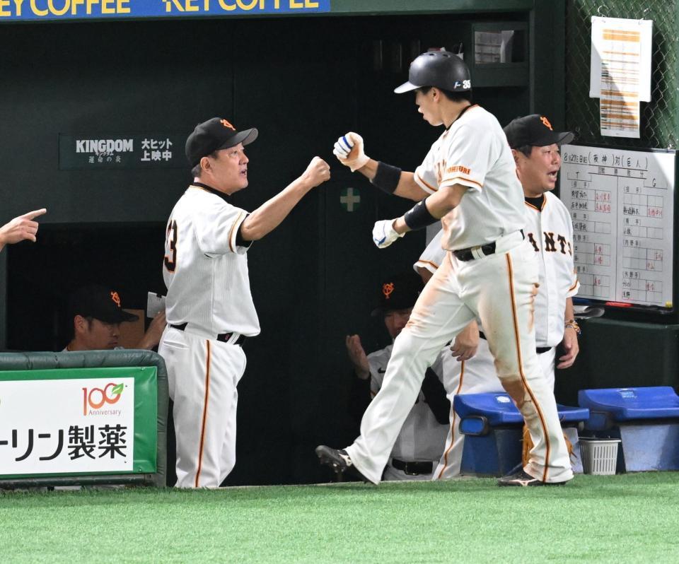 　８回、岡本和の勝ち越し適時打で生還した門脇を迎える原監督（撮影・金田祐二）
