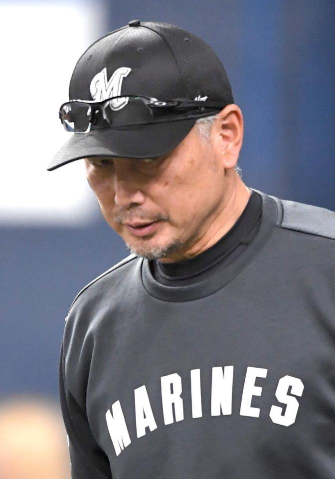 　７回の攻撃を終え、選手交代を告げる吉井監督（撮影・北村雅宏）