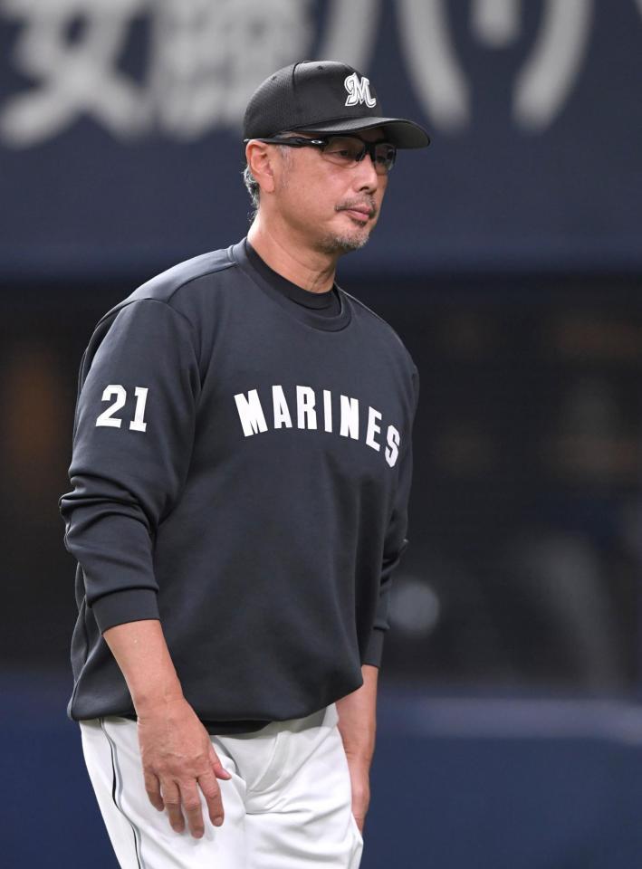 　５回の攻撃を終え、選手交代を告げた吉井監督（撮影・北村雅宏）