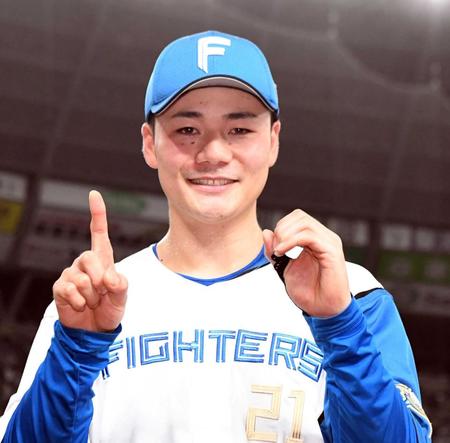 　２年連続２桁本塁打を達成し、笑顔を見せる清宮（撮影・佐藤厚）