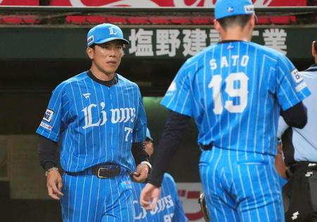 　６回、２失点した佐藤隼（19）の交代を告げるためベンチを出る松井監督