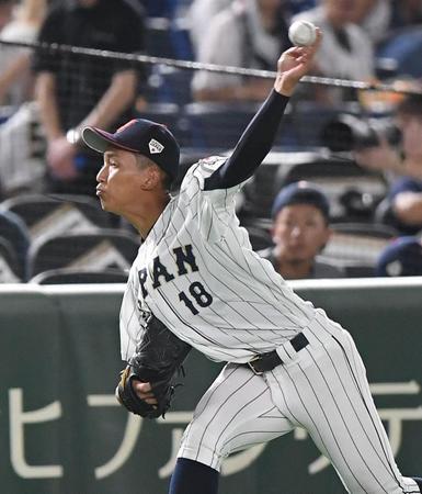 　試合前、三塁側のファウルグラウンドでキャッチボールする大阪桐蔭・前田悠伍（撮影・開出牧）