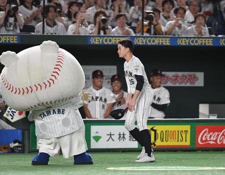 　試合前の選手紹介でひときわ大きな歓声を浴びる慶応・丸田湊斗（撮影・開出牧）