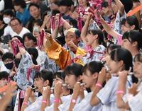 　高校日本代表の応援でマツケンサンバを踊る習志野高校吹奏楽部の生徒たち（撮影・伊藤笙子）