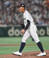 　２回、青山学院大・中島大輔を三振に仕留め雄たけびを上げる大阪桐蔭・前田悠伍（撮影・開出牧）