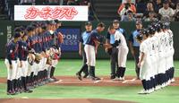 　試合前に整列し、握手を交わす青学大・中島大輔（中央左）と広陵・小林隼翔（同右）＝撮影・伊藤笙子