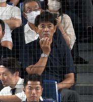 　高校日本代表対大学日本代表を視察する日本ハム・稲葉篤紀ＧＭ（撮影・伊藤笙子）