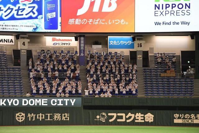 【写真】何だ？U-１８応援の習志野美爆音チームにマツケンサンバ！