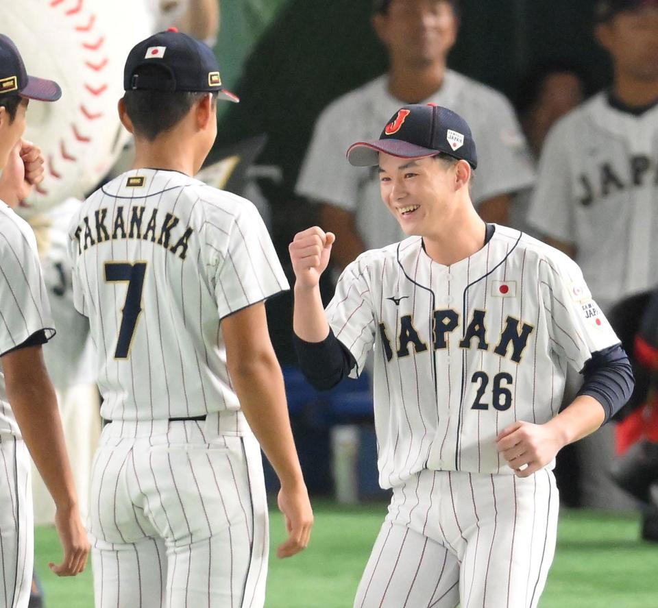 　試合前、聖光学院・高中一樹（左）とグータッチする慶応・丸田湊斗（撮影・伊藤笙子）