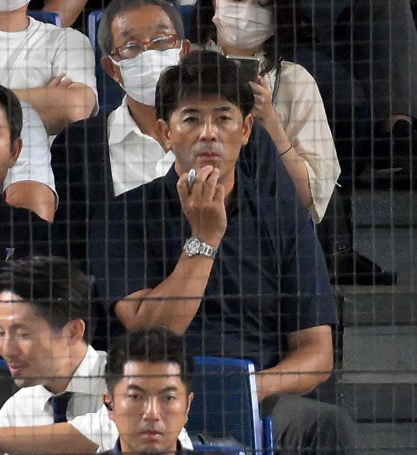 　高校日本代表対大学日本代表を視察する日本ハム・稲葉篤紀ＧＭ（撮影・伊藤笙子）