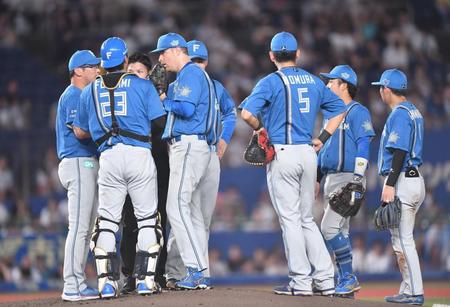 　２回、満塁のピンチを迎えたマーベル（左から３人目）＝撮影・開出牧