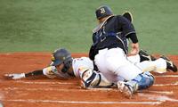 　１回、中村晃の二飛で本塁に滑り込む三走野村勇。ビデオ判定でセーフとなる。捕手森