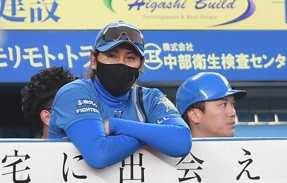 　１回、万波が見逃し三振に倒れベンチでがっくりの新庄監督（撮影・開出牧）