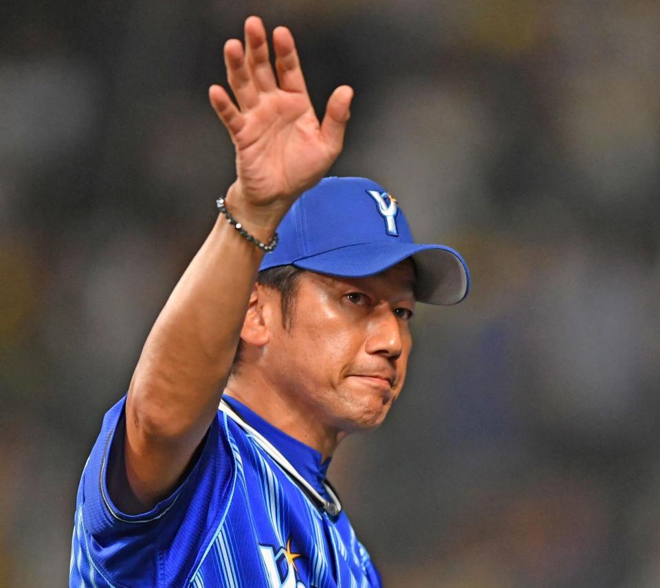 　スタンドに手を振り引き揚げる三浦監督（撮影・中田匡峻）