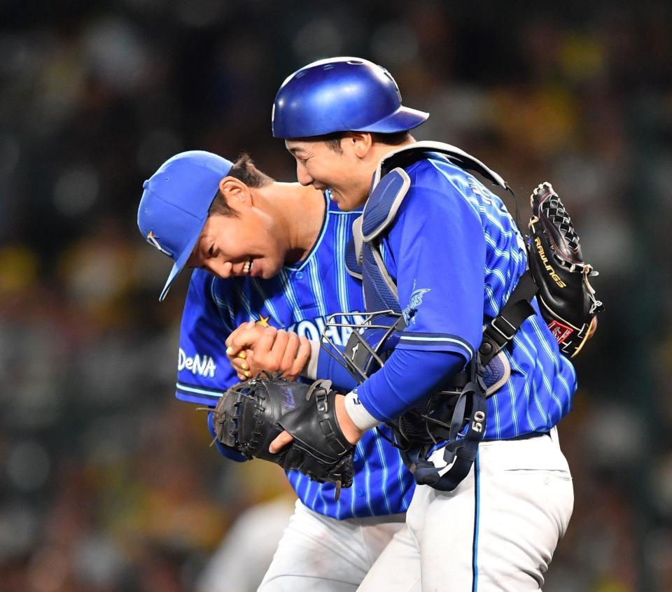 　最後を締めた森原（左）は山本と勝利を喜ぶ（撮影・中田匡峻）