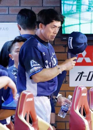 　楽天に敗れ、引き揚げる松井監督