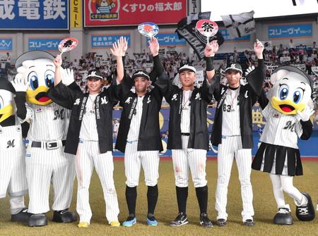 　お祭りファッションでバンザイする（左から）藤岡、小島、山口、和田（撮影・開出牧）