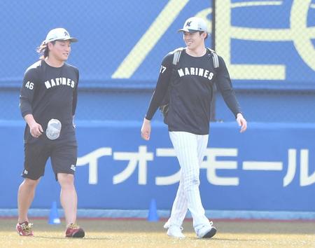 　１軍の練習に姿を見せ、岩下（左）と談笑する佐々木朗（撮影・開出牧）