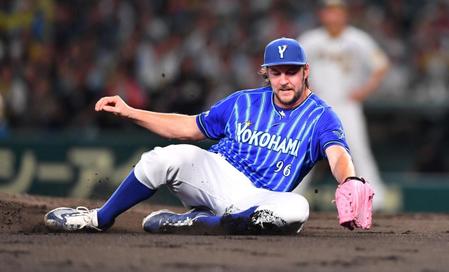 　３回、近本の打球を処理するバウアー（撮影・中田匡峻）