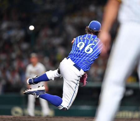 　３回、近本の打球を処理後、一塁に悪送球するバウアー＝甲子園（撮影・中田匡峻）