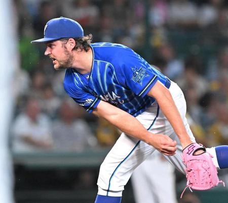 　力投するバウアー（撮影・高部洋祐）