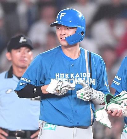 　７回、勝ち越しの右前適時打を放ち、してやったりの表情の代打・郡司（撮影・開出牧）