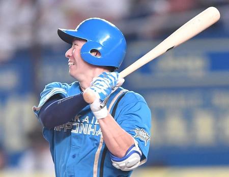 　７回、右越え適時打を放つ松本剛（撮影・開出牧）