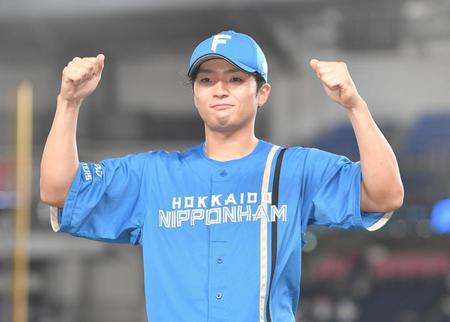 　ヒーローインタビューを終えガッツポーズを決める郡司（撮影・開出牧）